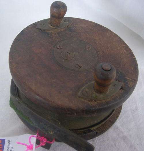 BEAUTIFULL OLDE WOODEN FISHING REEL