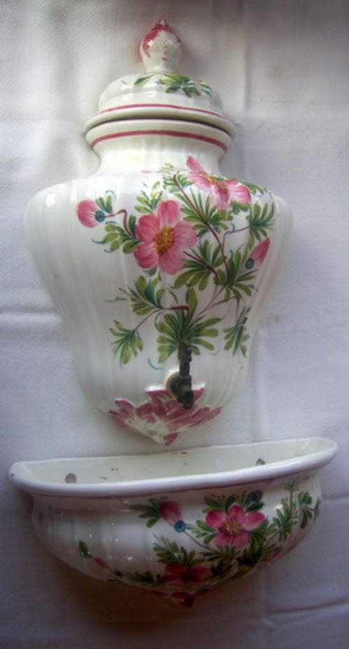 STUNNING  CAPO DI MONTE WATER URN AND BASIN - HANDMADE ITALIAN BEAUTY - THREE PIECE