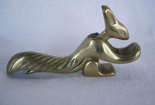 CLEVER SQUIREL NUTCRACKER