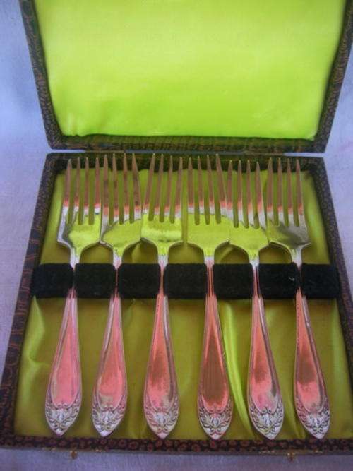 SIX LOVELY YEOMANS PLATE CAKE FORKS