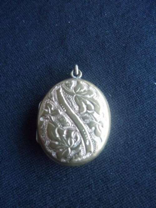 VERY OLDE PINCHBECK LOCKET - LOVELY DETAIL - 3 CM LONG