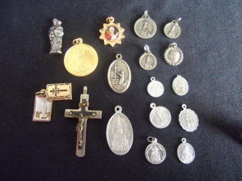 A WHOLE LOT OF RELIGIOUS IKONS, THE MADONNA, SAINT ANTONY, A CRUCIFIX AND EVEN A POPE MEDALLION - WO