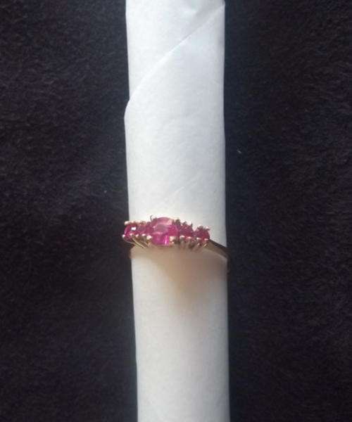 PRETTY RUBY AND 9 CT GOLD RING