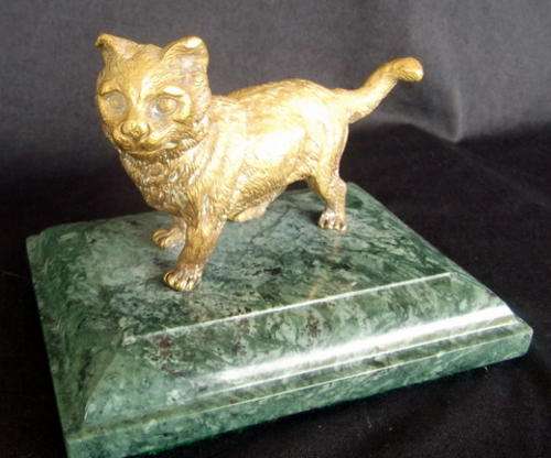 LOVELY VICTORIAN PAPER WEIGHT - BRASS KITTY ON MARBLE BASE