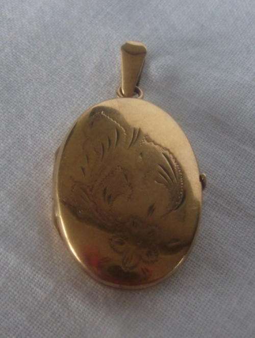 VINTAGE 9 CT. GOLD LOCKET IN LOVELY CONDITION - NICE CLIP AND PRETTY ENGRAVINGS