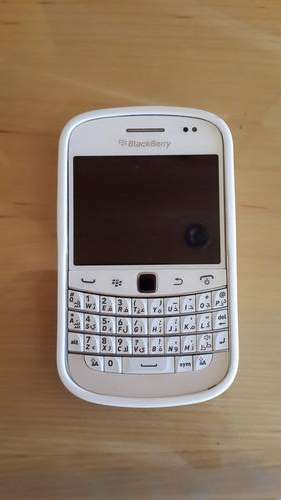**BLACKBERRY 9900 PEARL WHITE**HARDLY USED**EXCELLENT CONDITION