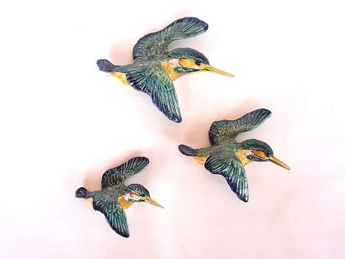 Three graduated porcelain Beswick kingfishers, wall plaques