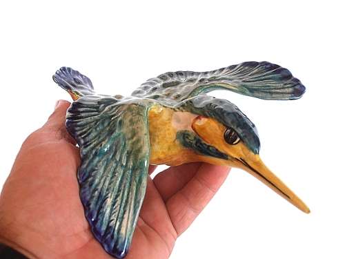 Three graduated porcelain Beswick kingfishers, wall plaques