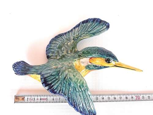 Three graduated porcelain Beswick kingfishers, wall plaques