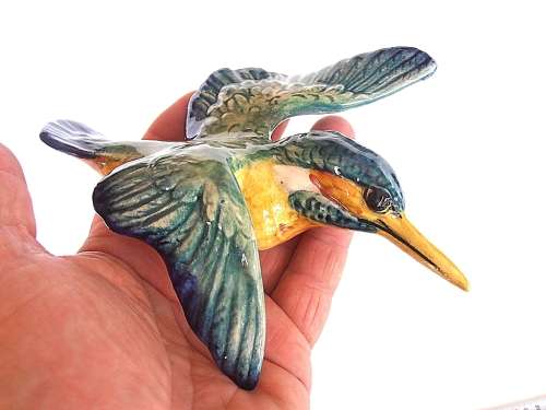 Three graduated porcelain Beswick kingfishers, wall plaques