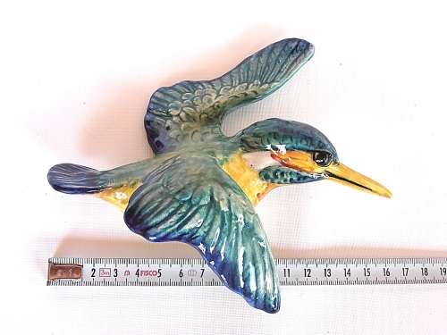 Three graduated porcelain Beswick kingfishers, wall plaques