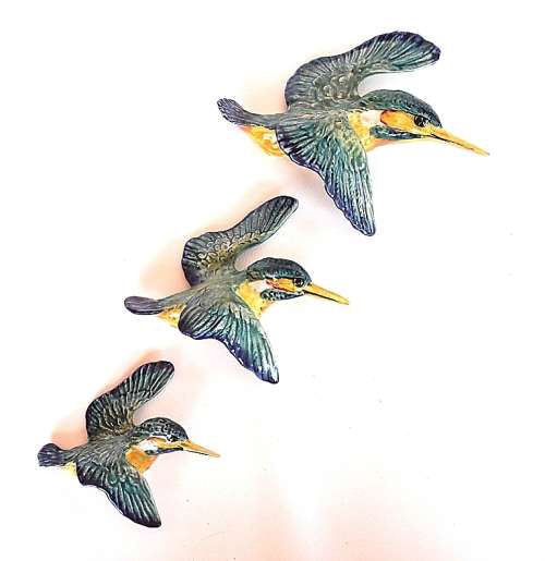 Three graduated porcelain Beswick kingfishers, wall plaques
