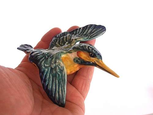Three graduated porcelain Beswick kingfishers, wall plaques