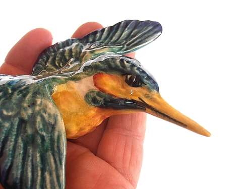 Three graduated porcelain Beswick kingfishers, wall plaques