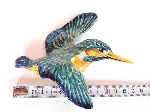 Three graduated porcelain Beswick kingfishers, wall plaques