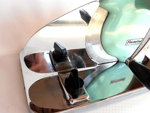 Beautiful vintage Pineware bread slicer, nice condition