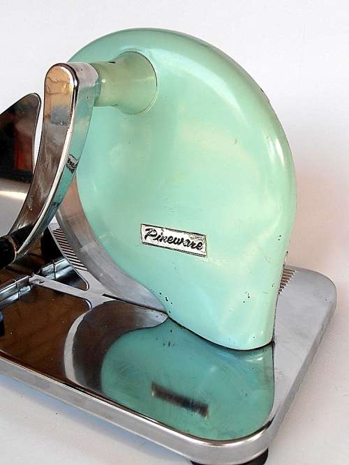 Beautiful vintage Pineware bread slicer, nice condition