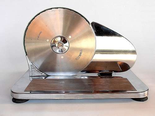 Beautiful vintage Pineware bread slicer, nice condition