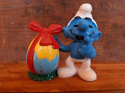 520514 Smurf with Easter Egg (red bow), Vintage Smurfs figure, Shipping will only be charged once!