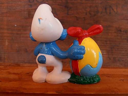 520514 Smurf with Easter Egg (red bow), Vintage Smurfs figure, Shipping will only be charged once!