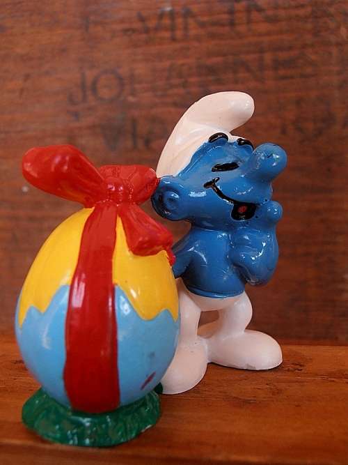 520514 Smurf with Easter Egg (red bow), Vintage Smurfs figure, Shipping will only be charged once!