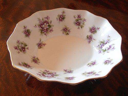 ROYAL ALBERT "Sweet Violets" nut/sweets dish, diameter 14.5 cm x 11.5 cm, excellent condition