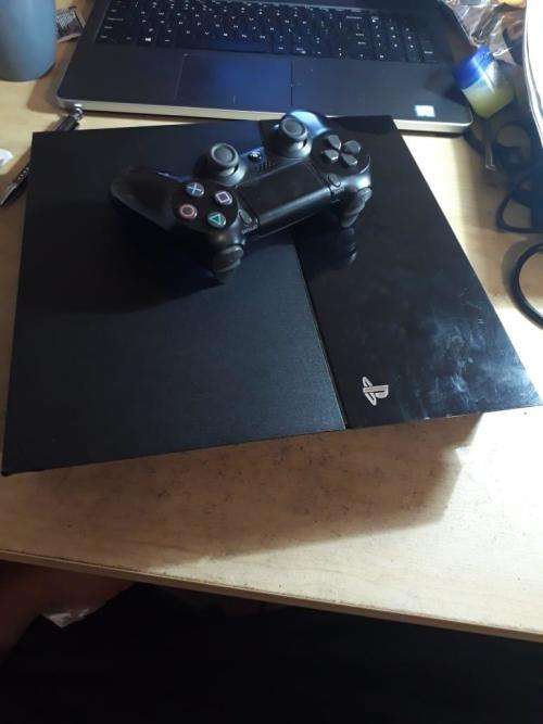 PS4 500GB Console Plus Controller