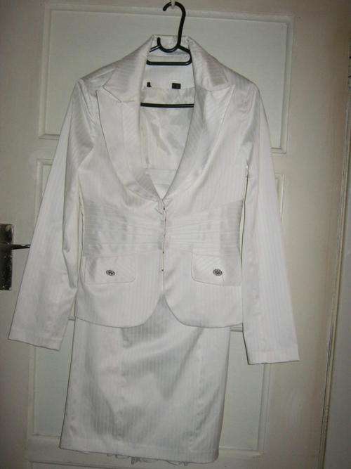 Formal Dresses Truworths Ladies Fitted 2 Piece Suit Off white size 30 was sold for 120.00 on 4 Mar at 14 01 by Sassyseconds in Cape Town ID 33867871