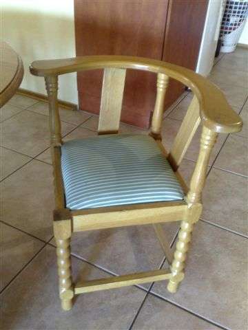 Solid oak table - 4 seater with chairs