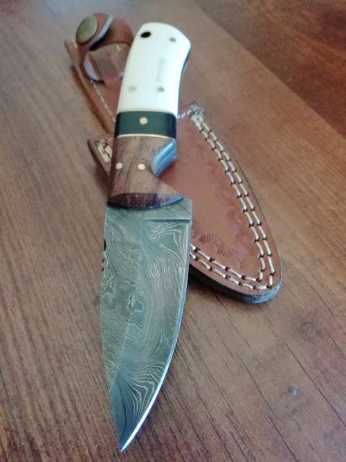 SMALL HANDMADE DAMASCUS STEEL HUNTING KNIFE !!!