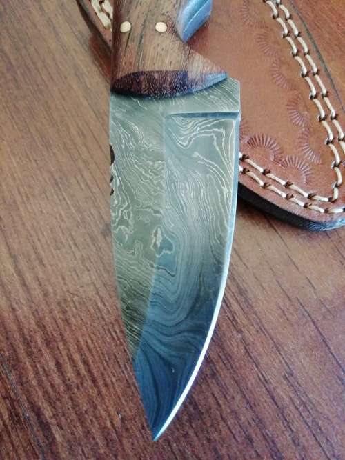 SMALL HANDMADE DAMASCUS STEEL HUNTING KNIFE !!!