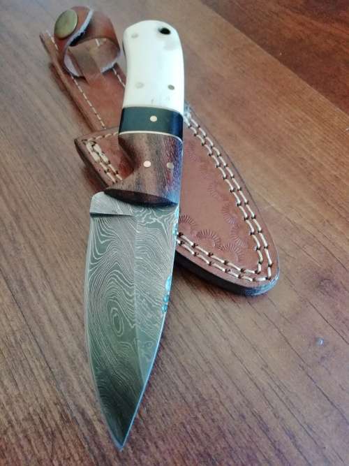 SMALL HANDMADE DAMASCUS STEEL HUNTING KNIFE !!!