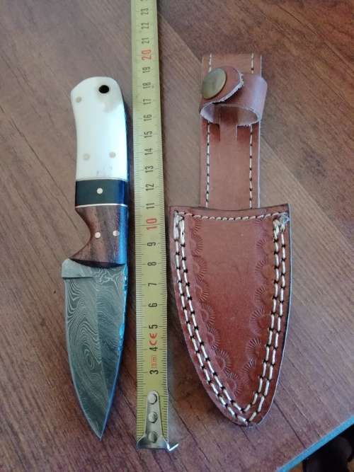 SMALL HANDMADE DAMASCUS STEEL HUNTING KNIFE !!!