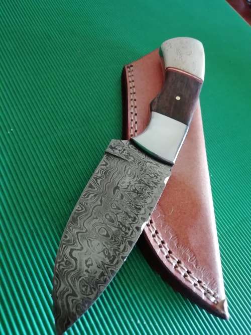 HANDMADE DAMASCUS STEEL HUNTING KNIFE !!!