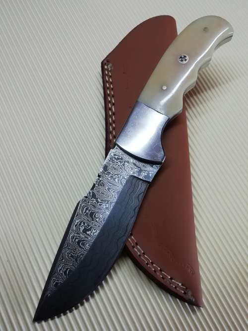 HANDMADE DAMASCUS STEEL HUNTING KNIFE !!!