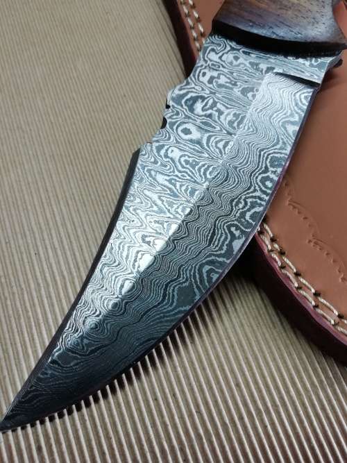 HANDMADE DAMASCUS STEEL HUNTING KNIFE !!!