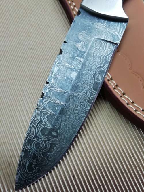 HANDMADE DAMASCUS STEEL HUNTING KNIFE !!!