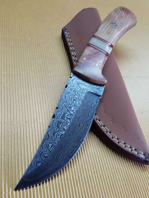 HANDMADE DAMASCUS STEEL HUNTING KNIFE !!!