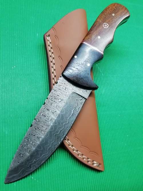 HANDMADE DAMASCUS STEEL HUNTING KNIFE !!!