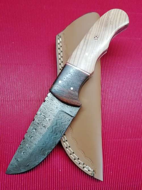 HANDMADE DAMASCUS STEEL HUNTING KNIFE !!!