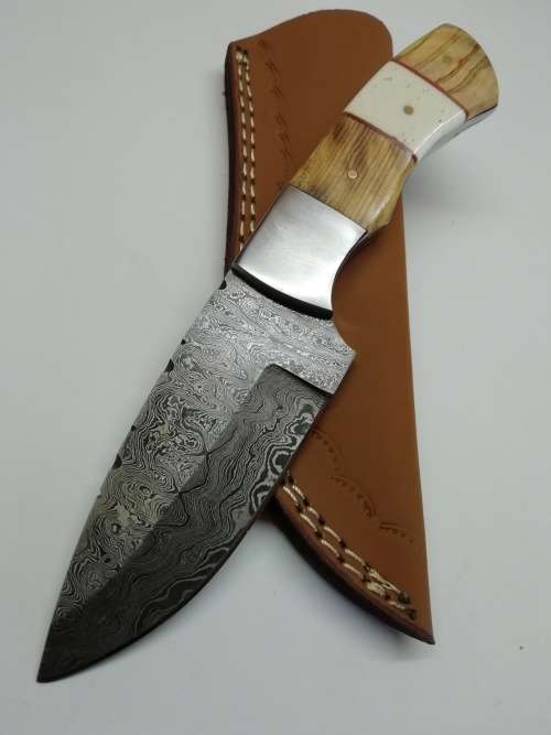 HANDMADE DAMASCUS STEEL HUNTING KNIFE !!!