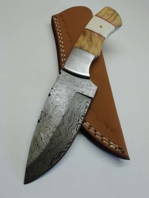 HANDMADE DAMASCUS STEEL HUNTING KNIFE !!!