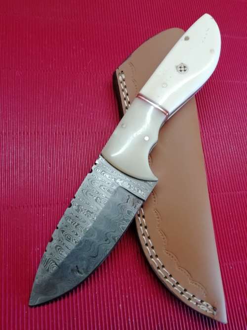HANDMADE DAMASCUS STEEL HUNTING KNIFE !!!