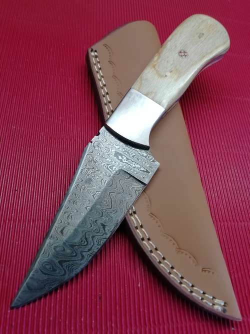 HANDMADE DAMASCUS STEEL HUNTING KNIFE !!!
