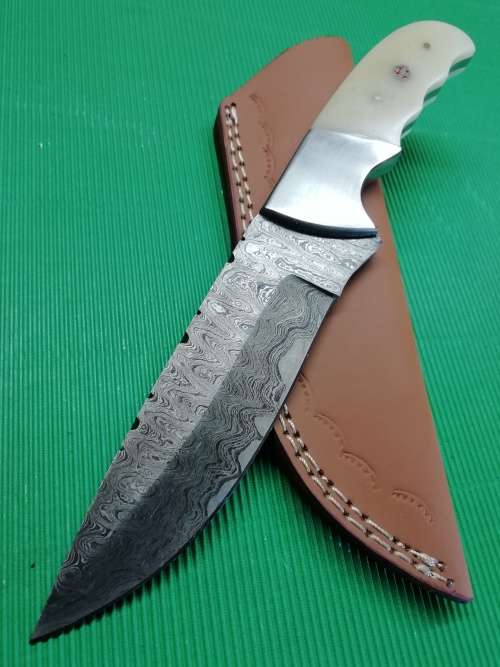 HANDMADE DAMASCUS STEEL HUNTING KNIFE !!!