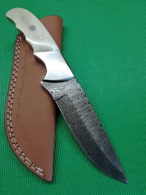 HANDMADE DAMASCUS STEEL HUNTING KNIFE !!!
