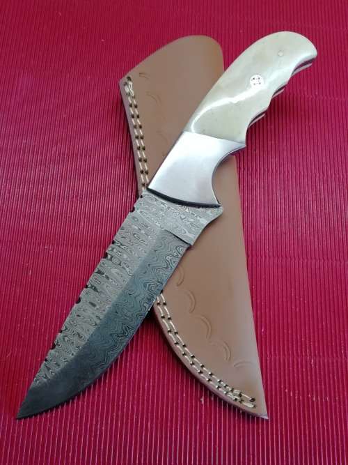 HANDMADE DAMASCUS STEEL HUNTING KNIFE !!!