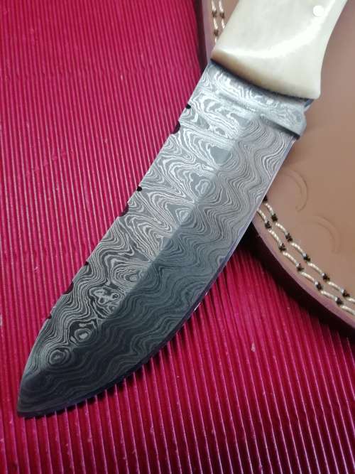 HANDMADE DAMASCUS STEEL HUNTING KNIFE !!!
