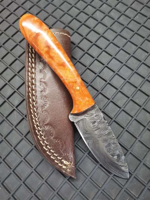 SMALL HANDMADE DAMASCUS STEEL SKINNING KNIFE !!!
