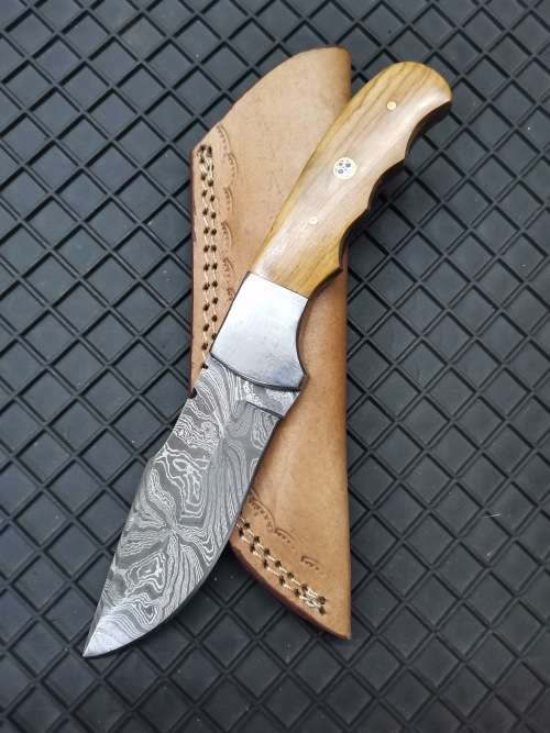 HANDMADE DAMASCUS STEEL HUNTING KNIFE !!!